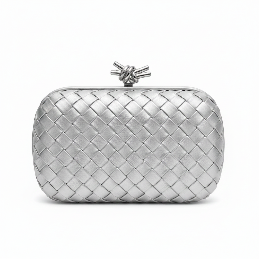 Bolso clutch trenzado color plata con charm plateado